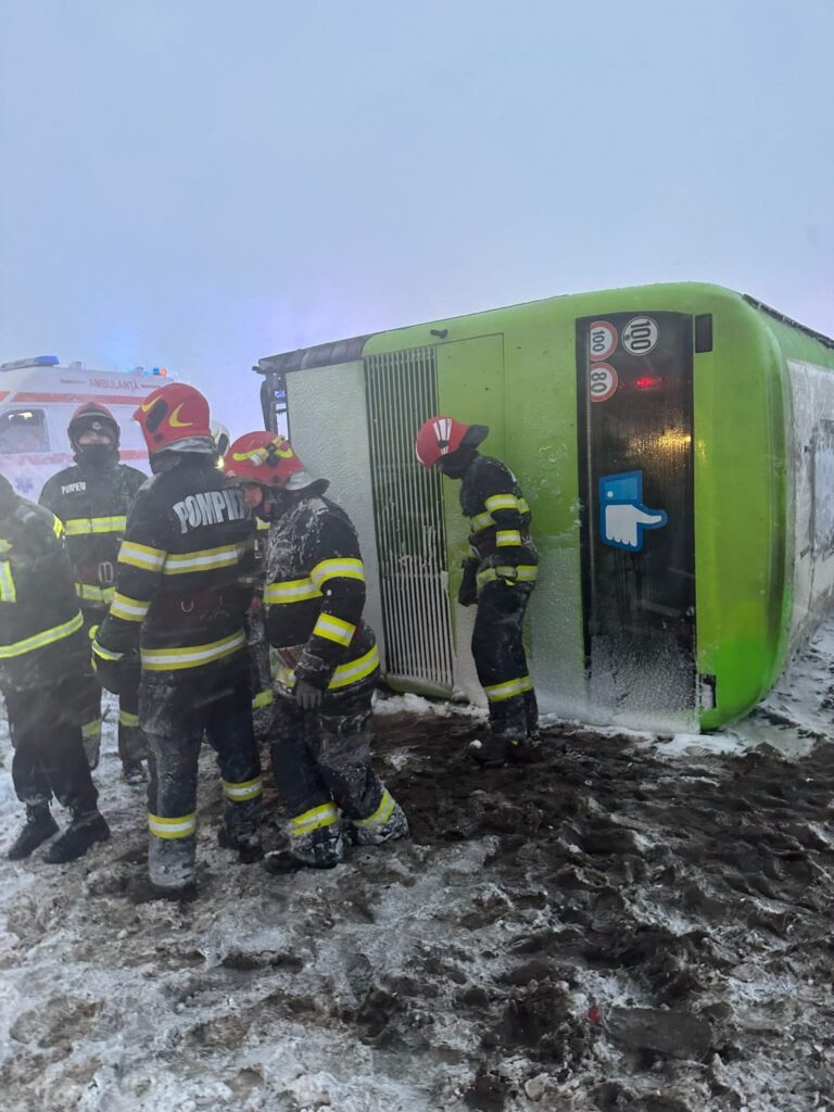 Autocar răsturnat în județul Ialomița