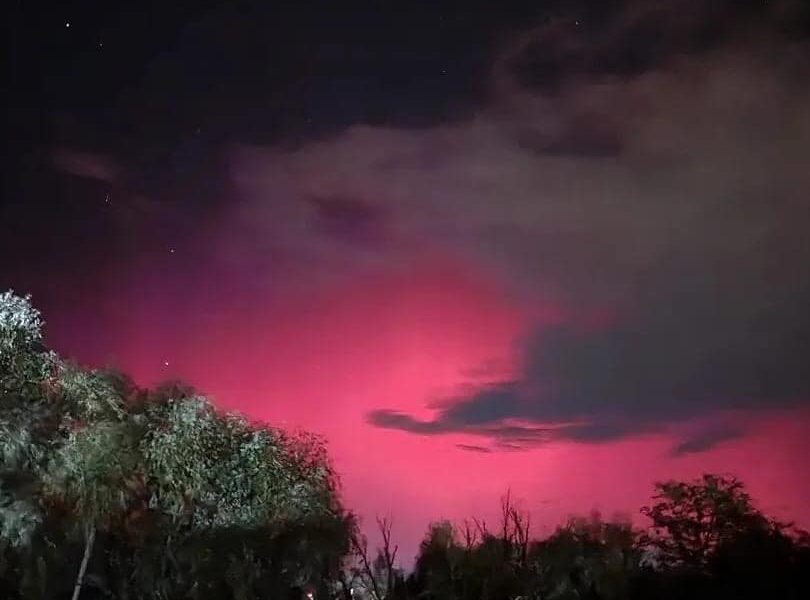 Aurora Boreală la Slobozia (Facebook Furtuni România - Official Meteo Group. Petre Valeriu Rosca)