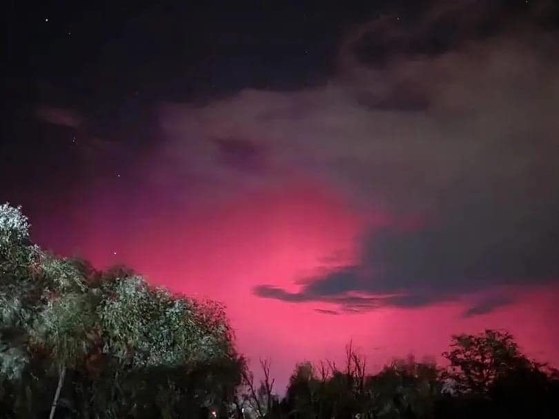 Aurora Boreală la Slobozia (Facebook Furtuni România - Official Meteo Group. Petre Valeriu Rosca)