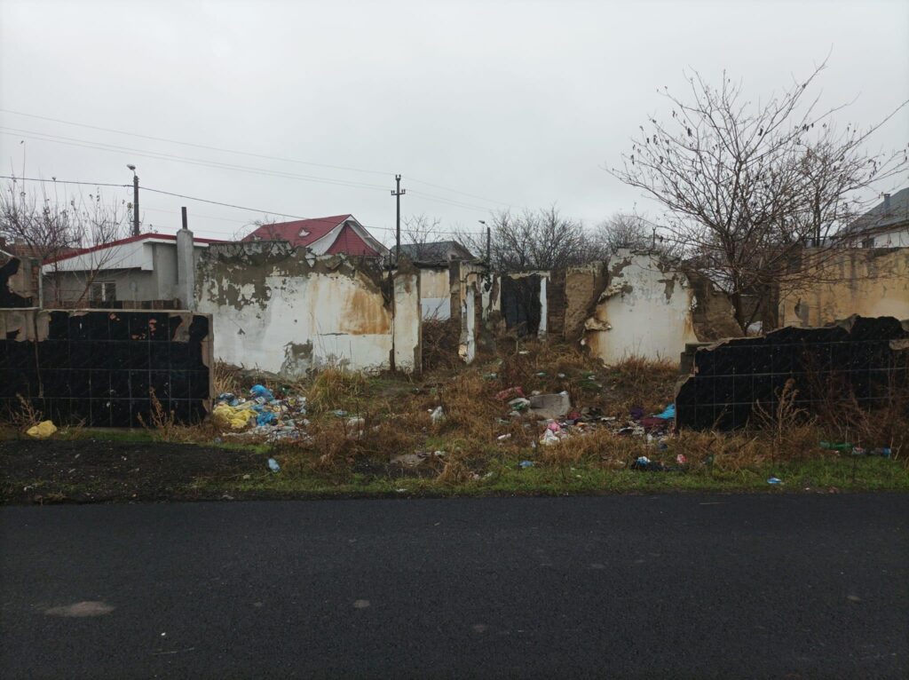 Casă dărâmată scoasă la vânzare în Fetești