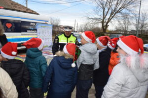 POLIȚIȘTII CĂLĂRĂȘENI, COLINDAȚI DE ELEVII LICEULUI TEORETIC „MIHAI EMINESCU” 