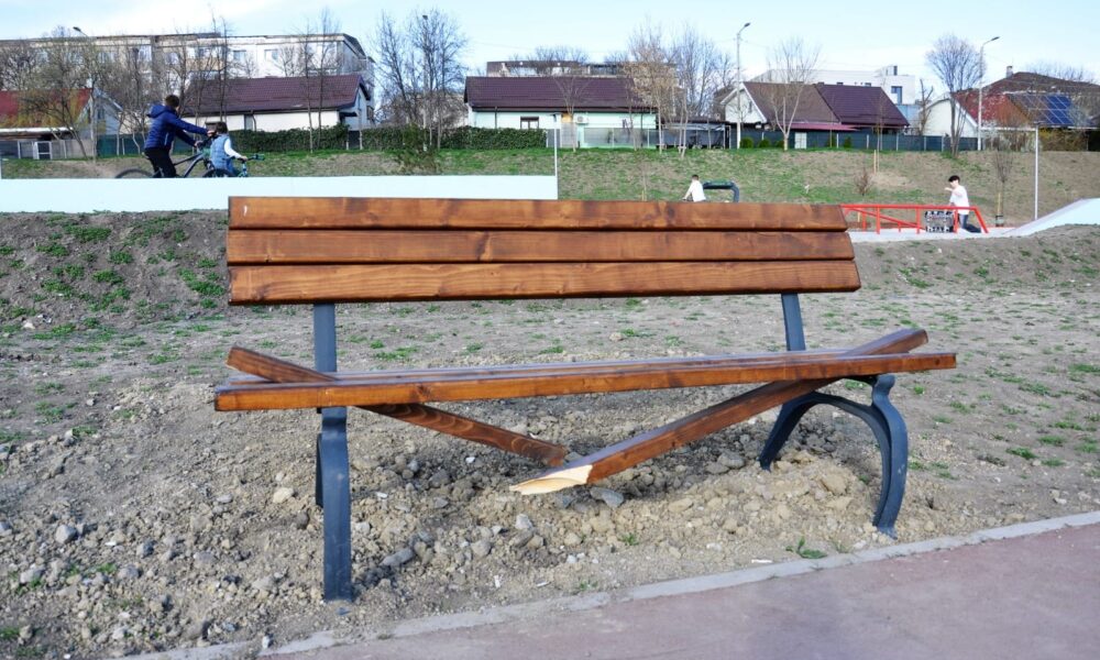 Băncuță vandalizată parc Jirlău