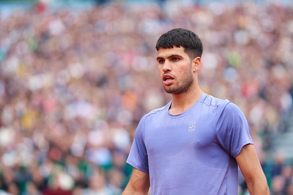 Carlos Alcaraz ajunge din nou în finala de la Roland Garros, după un duel tensionat încheiat cu abandonul lui Musetti