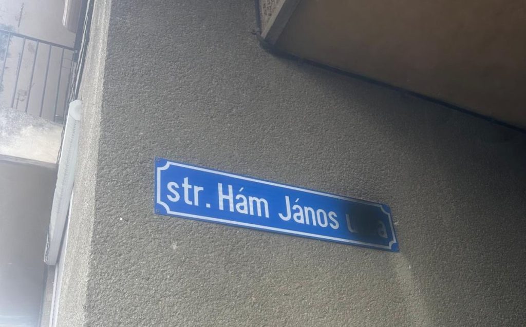 Inscripții în limba maghiară din Satu Mare, vandalizate cu vopsea neagră