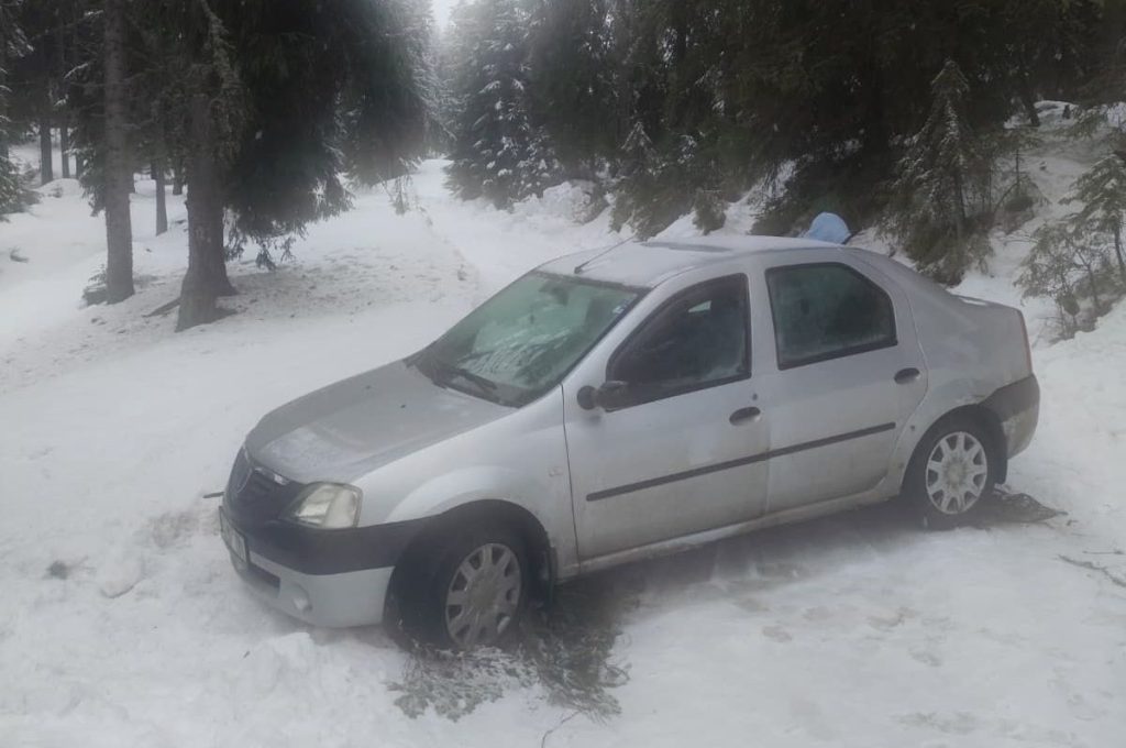 Doi tineri din Cluj-Napoca au rămas înzăpeziți cu mașina în Alba / GPS-ul le-a indicat o rută impracticabilă iarna / Au fost salvați de jandarmii montani