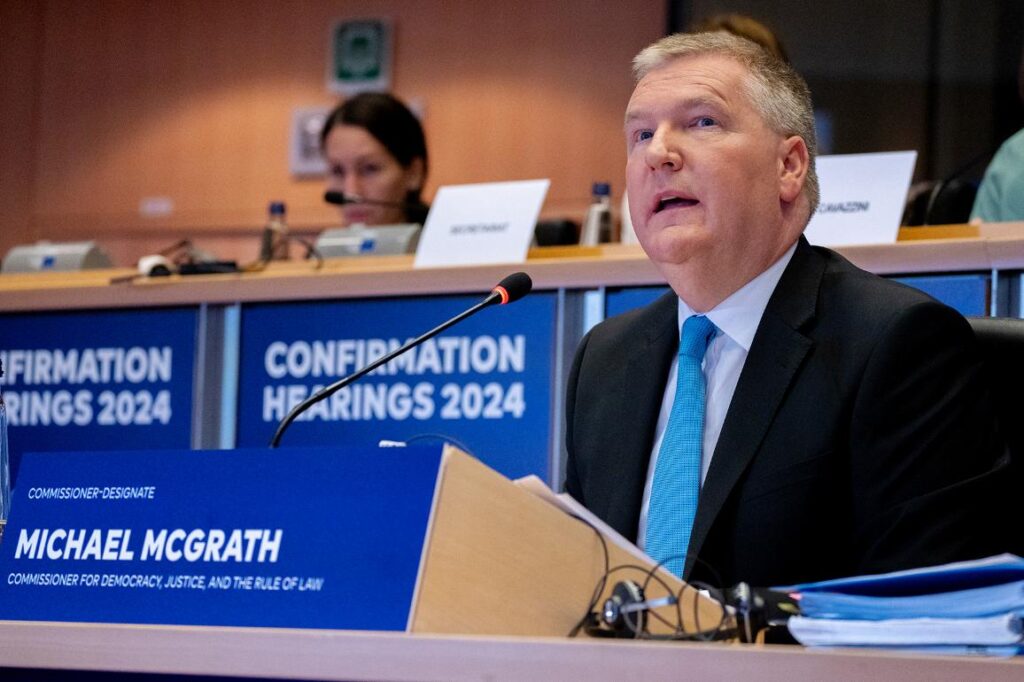 Comisarul European pentru Justiție, vizită cheie la București. Discuții cu premierul Bolojan despre statul de drept